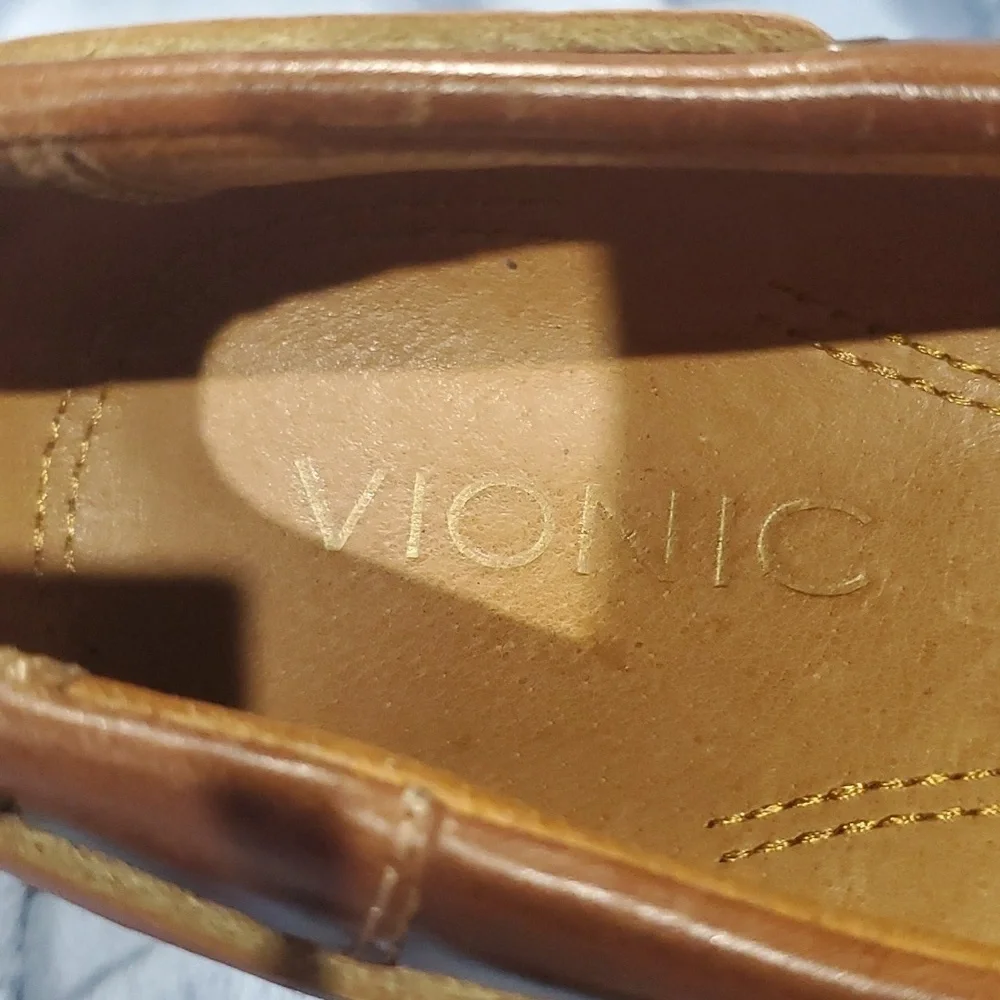 Vionic brown leather boat dock shoes Lloyd
